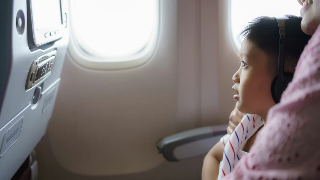 Pode usar fone Bluetooth ou celular no modo avião durante o voo?