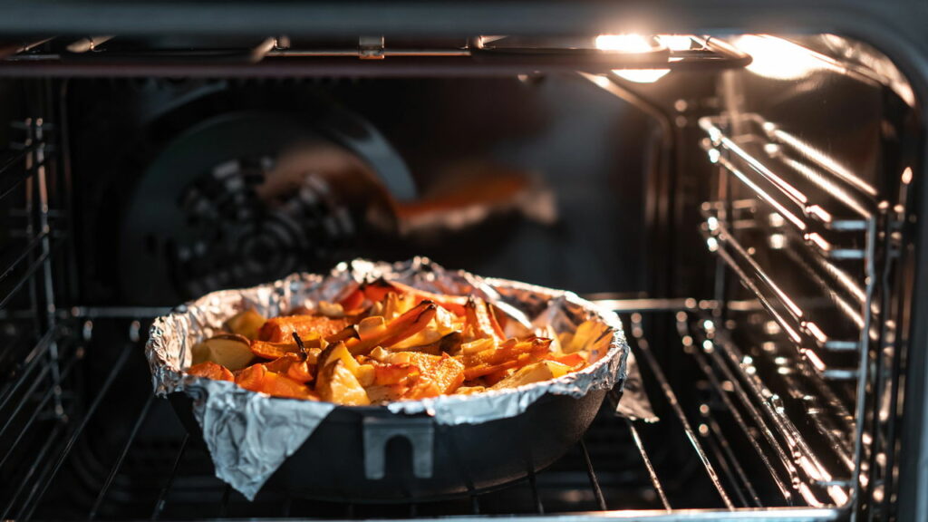 Como aproveitar o forno ligado para preparar várias receitas de uma vez