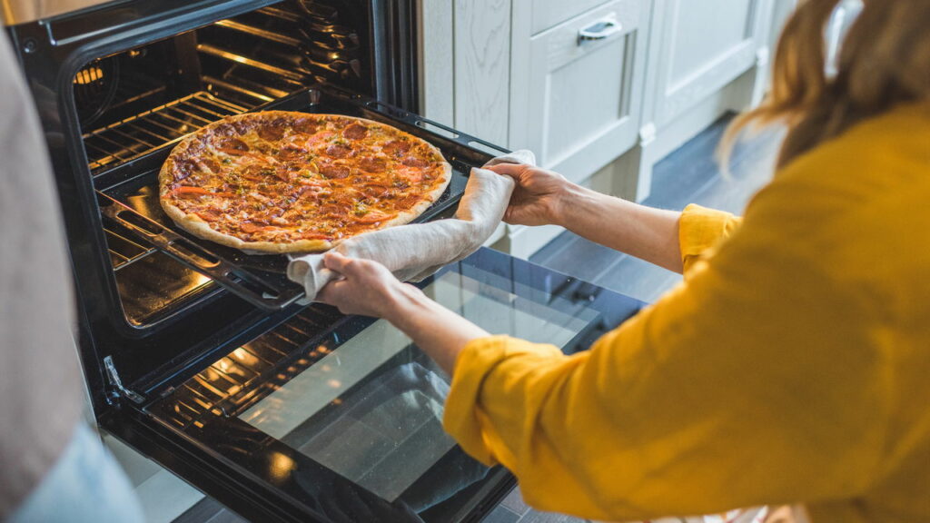 Como aproveitar o forno ligado para preparar várias receitas de uma vez