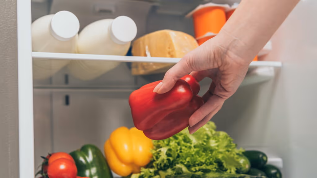 Dicas para evitar desperdício ao organizar a geladeira e a despensa