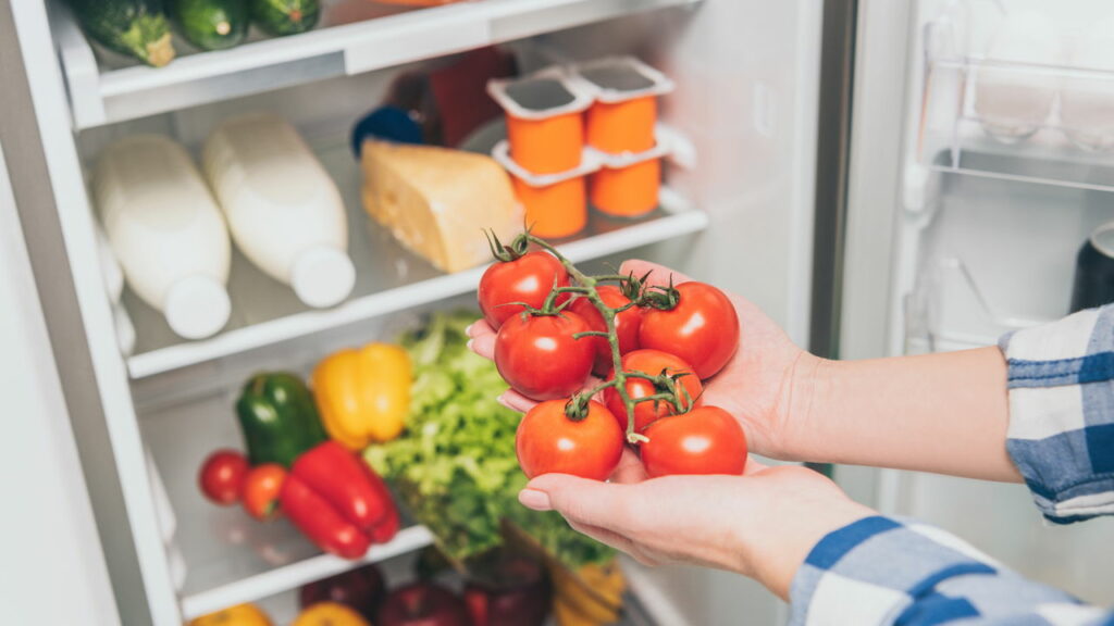 Dicas para evitar desperdício ao organizar a geladeira e a despensa
