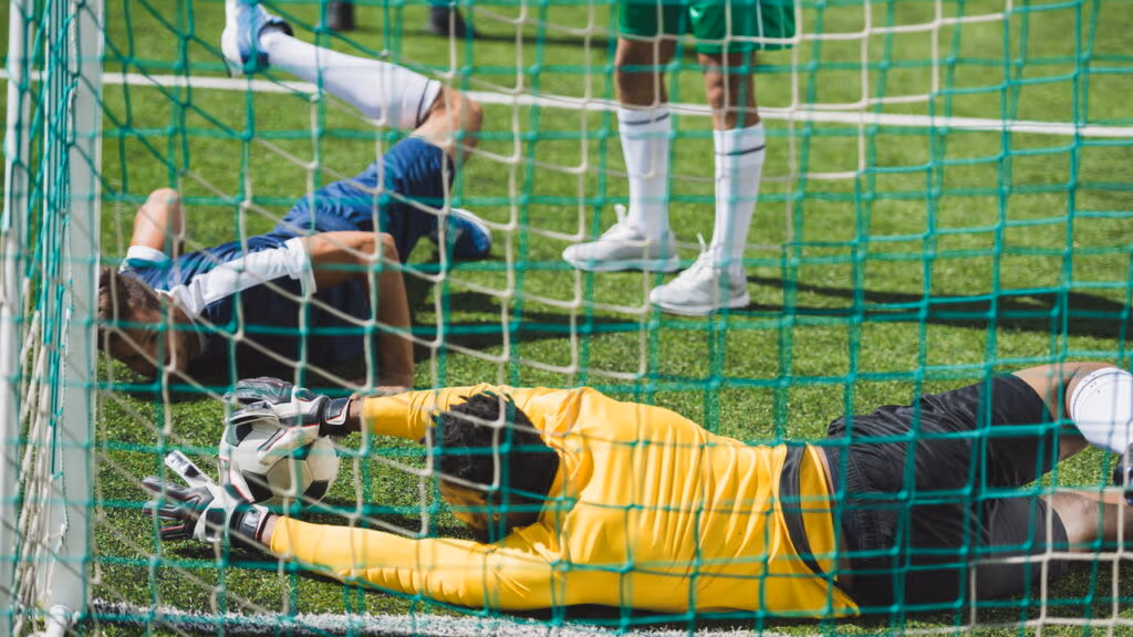 Goleiro causa polêmica por comemorar gol