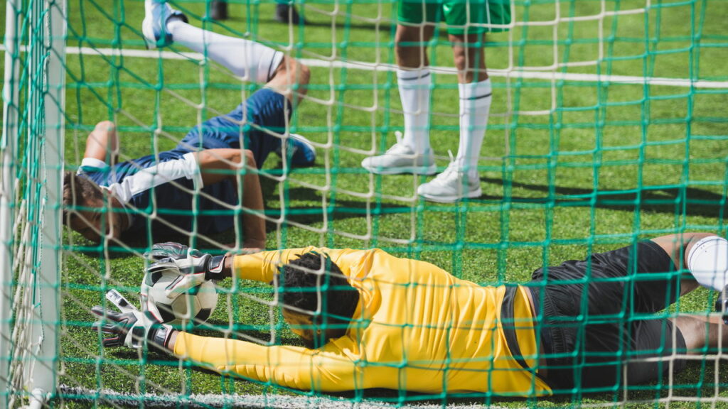 Goleiro causa polêmica por comemorar gol