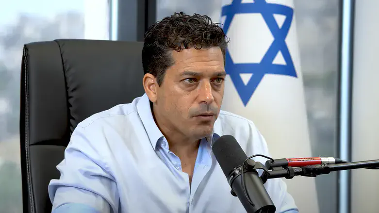 Ministro de Israel diz que judeus devem sair do Reino Unido e da Bélgica: “Já caíram”