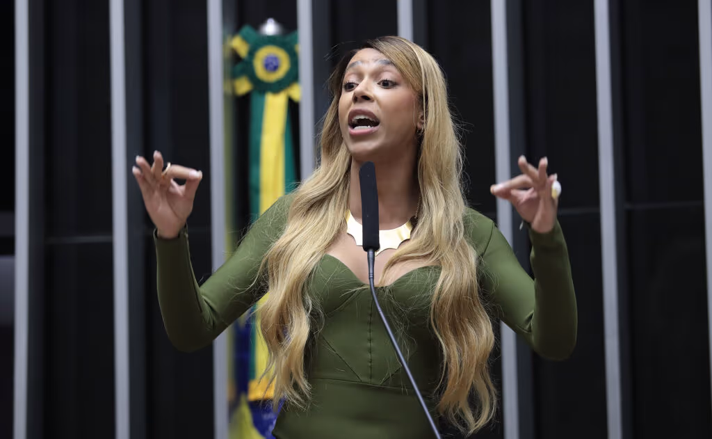 Erika Hilton pede ao governo suspensão do Programa do Ratinho por 30 dias