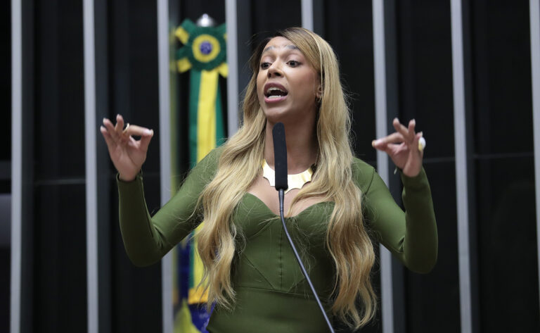 Erika Hilton pede ao governo suspensão do Programa do Ratinho por 30 dias