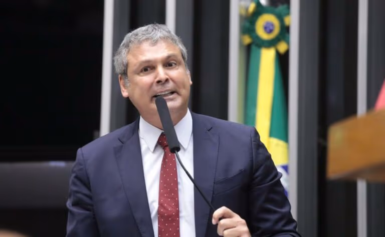 Obstrução é &quot;inaceitável&quot; e esperamos Motta restabelecer a ordem, diz Lindbergh