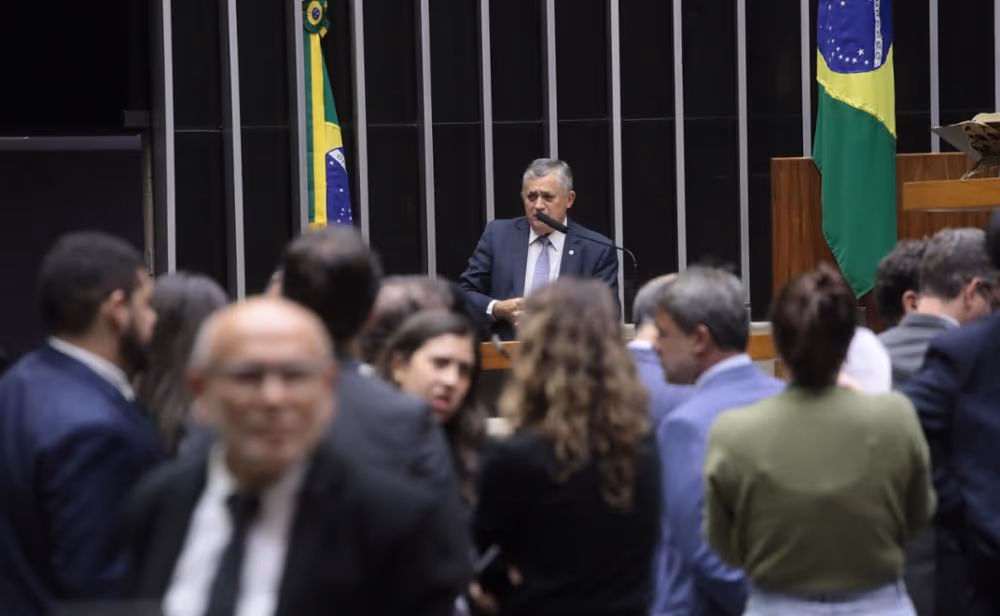 Líder do governo Lula quer “ajuste geral” após derrubada do IOF