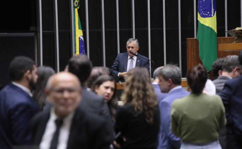 Líder do governo Lula quer “ajuste geral” após derrubada do IOF