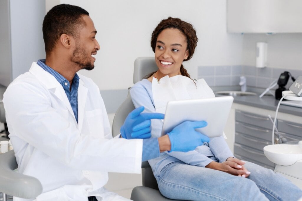 Veja quando a dor de cabeça é causada por problemas nos dentes