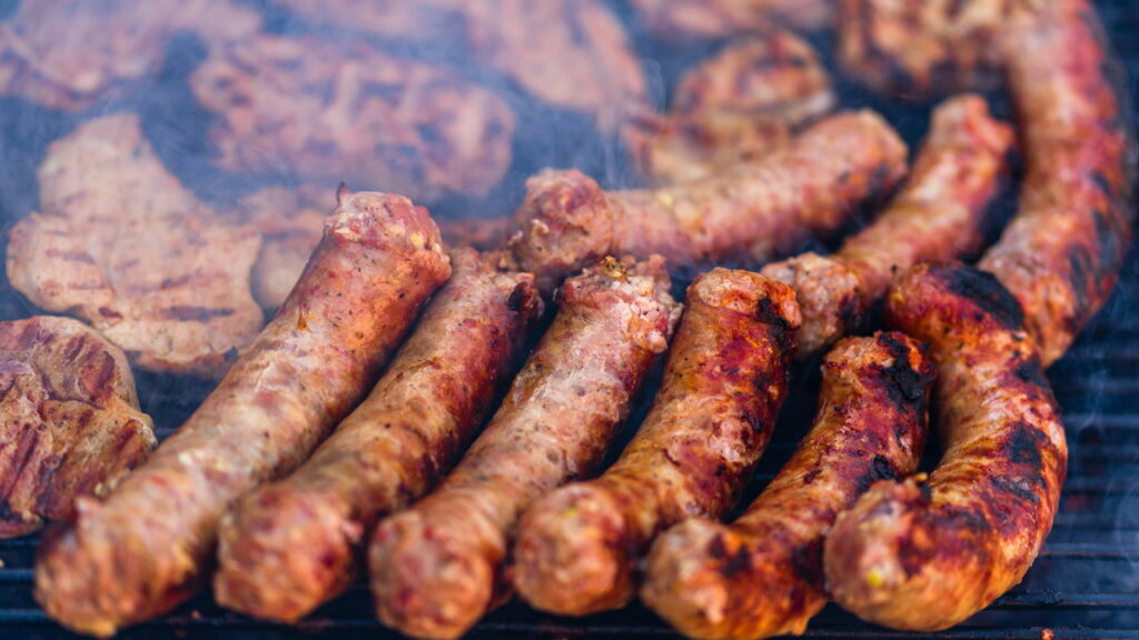 Erros que estragam o sabor da linguiça no churrasco — e como evitar