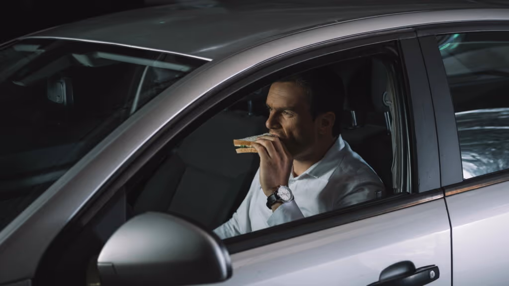 Por que deixar lixo pela janela do carro pode gerar multa e pontos na CNH