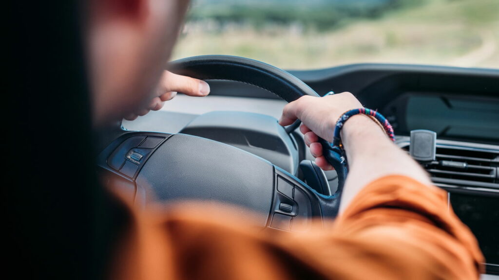 O que diz a lei sobre o uso de luzes auxiliares em áreas urbanas