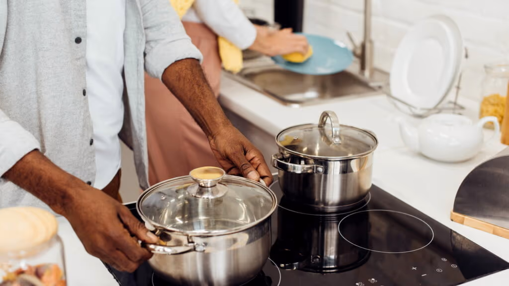 Erros que deixam as marmitas sem graça — e como evitá-los com temperos simples