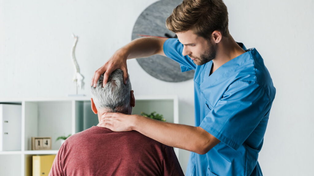 Por que todo mundo está aderindo à massagem no couro cabeludo