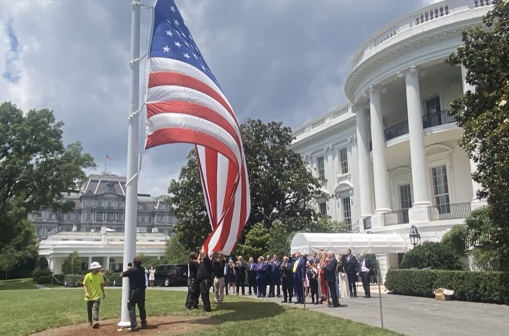 Trump banca e inaugura bandeiras gigantes na Casa Branca