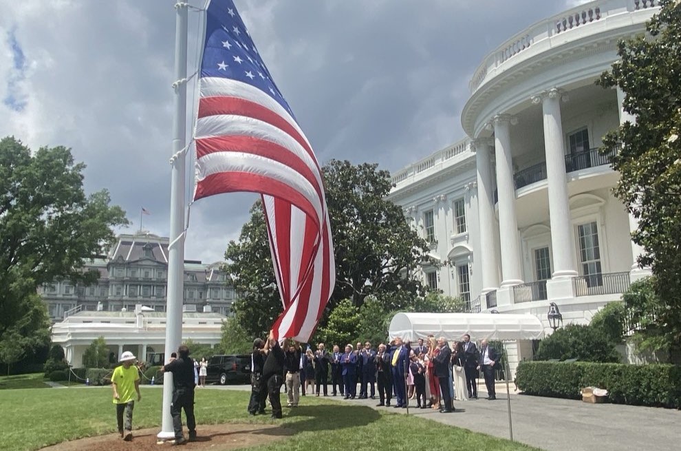 Trump banca e inaugura bandeiras gigantes na Casa Branca