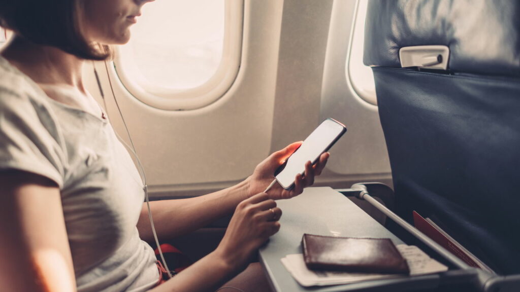 Por que os celulares devem ser colocados em modo avião? Entenda o motivo real