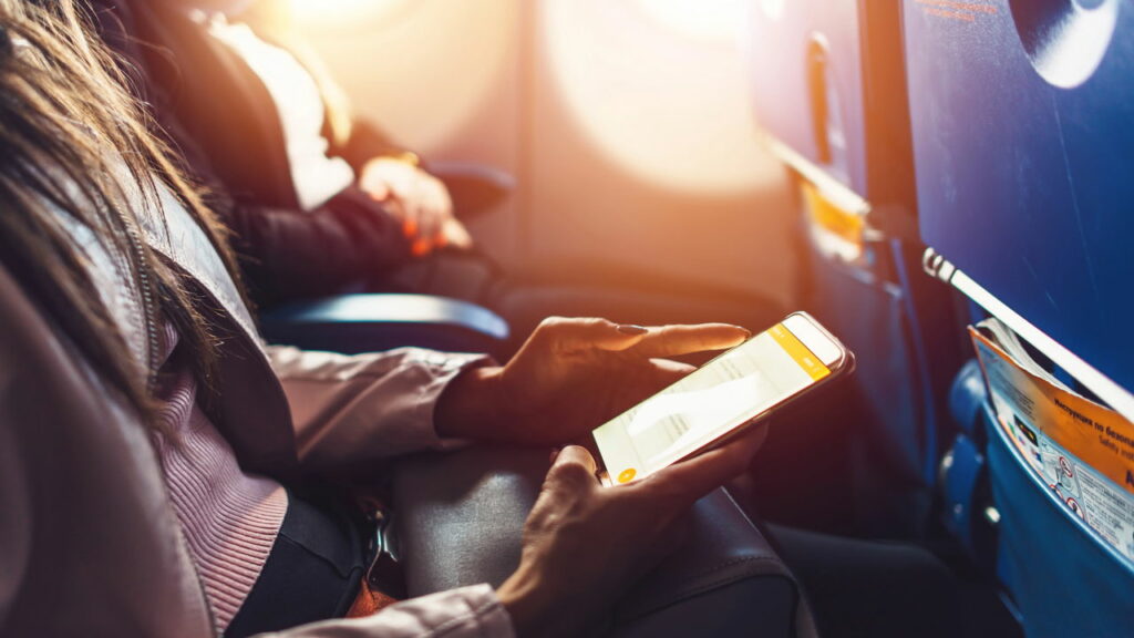 Por que os celulares devem ser colocados em modo avião? Entenda o motivo real