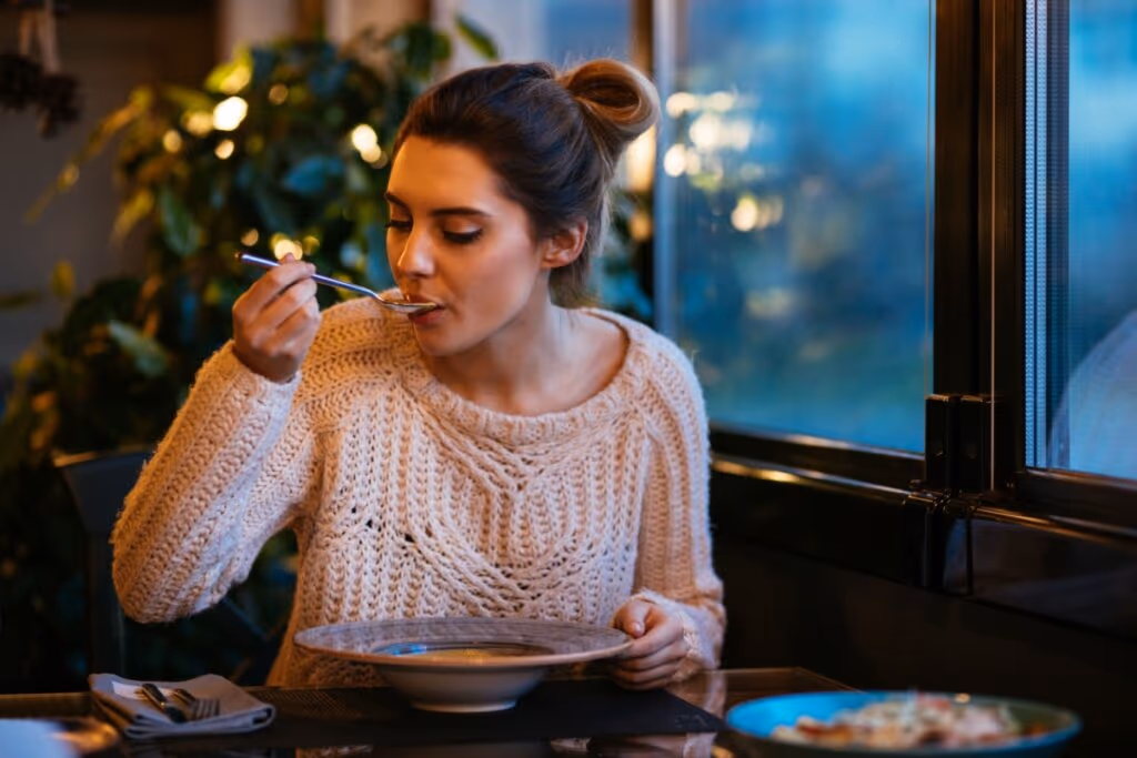 2 receitas de sopas saborosas e nutritivas para o inverno