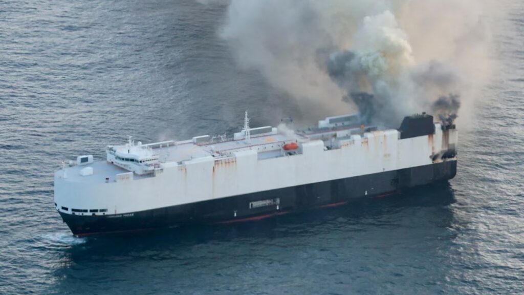 Navio com 3 mil carros pega fogo no mar e levanta alerta global