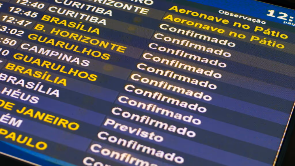 O que significa o status do voo no painel do aeroporto? Entenda cada termo