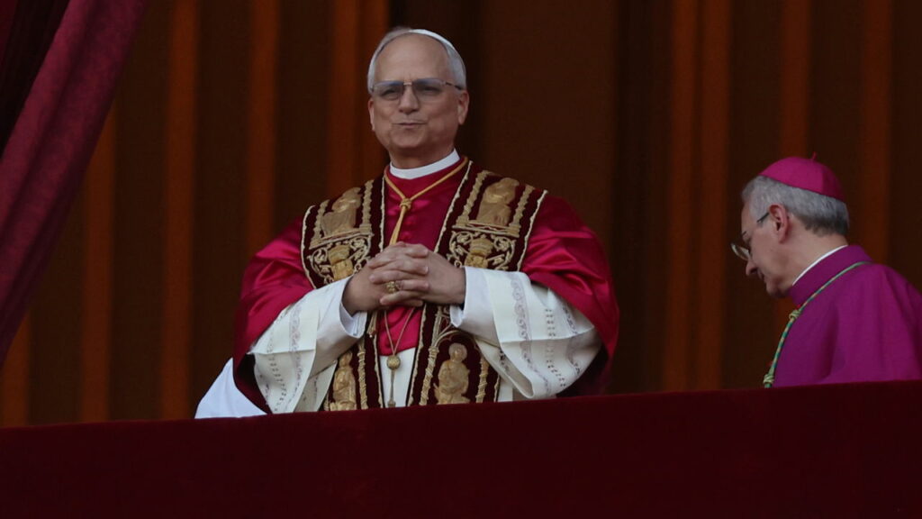 John Elkann presenteia Papa Leão XIV com volante de Leclerc