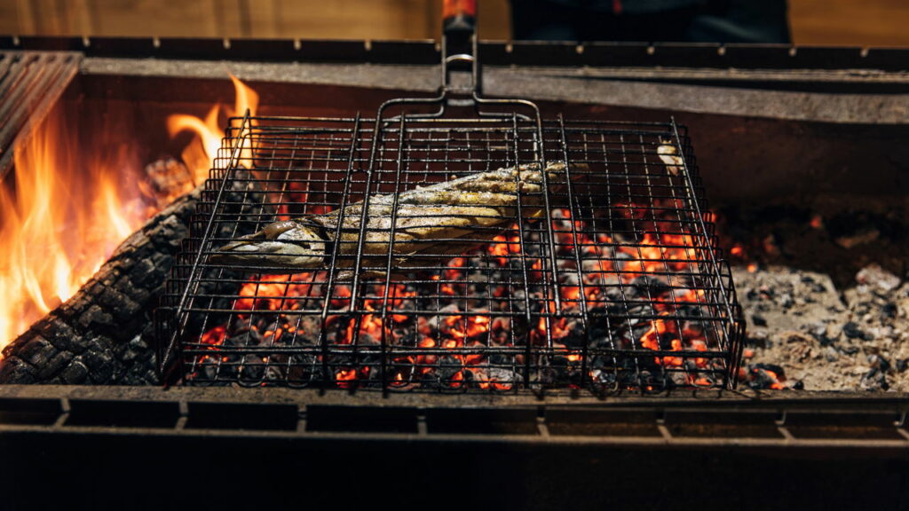 Como fazer um churrasco de peixe sem errar no ponto e sem grudar na grelha
