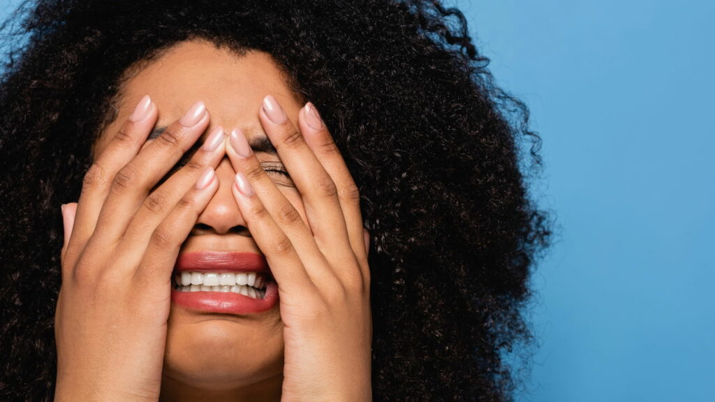Como o cérebro reage ao ver alguém chorando — mesmo que você não saiba o motivo