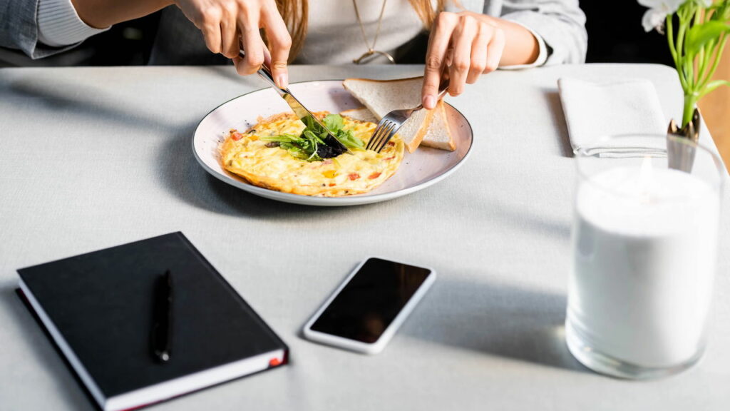 Como o cérebro entende que estamos saciados depois de comer?