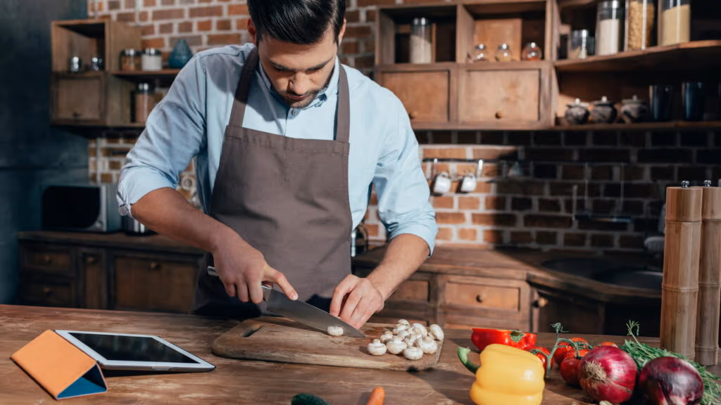 Dicas práticas para organizar a cozinha e ganhar tempo no preparo das refeições