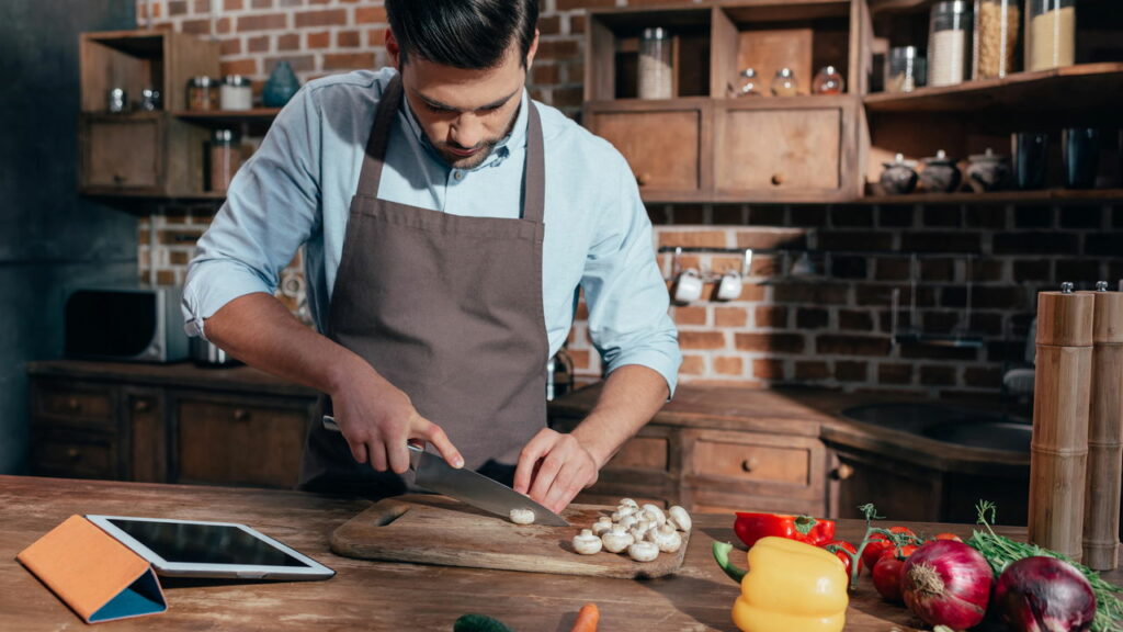 Dicas práticas para organizar a cozinha e ganhar tempo no preparo das refeições