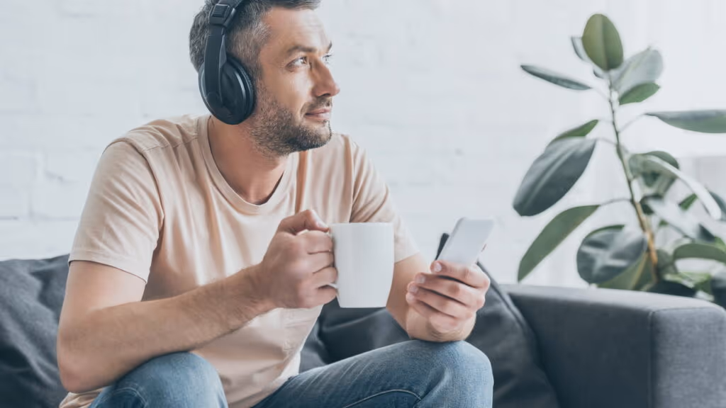 O que faz certas músicas grudarem na cabeça por dias? Entenda o fenômeno do “earworm”