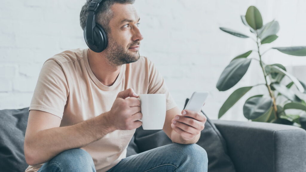 O que faz certas músicas grudarem na cabeça por dias? Entenda o fenômeno do “earworm”