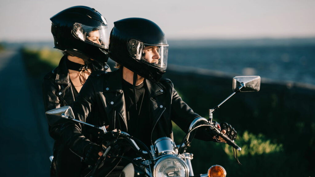 O que a lei diz sobre transportar crianças em motos — e quais são as exceções