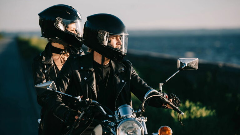 O que a lei diz sobre transportar crianças em motos — e quais são as exceções