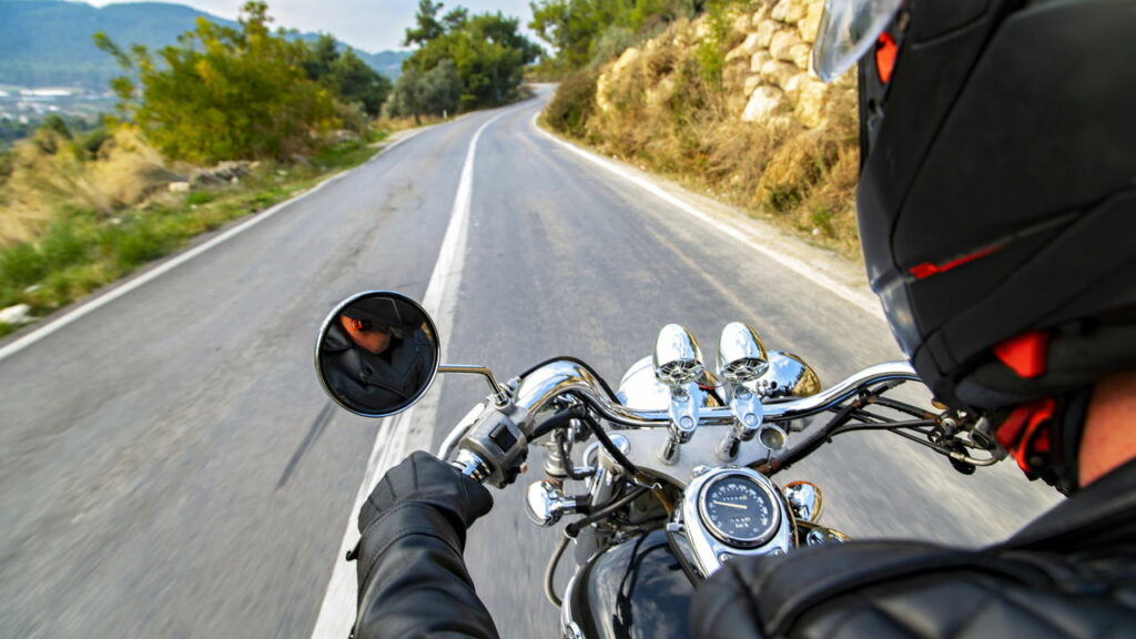O que a lei diz sobre transportar crianças em motos — e quais são as exceções