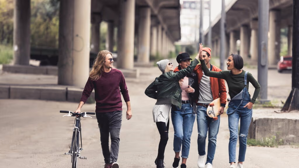 O que significa andar com as mãos pra trás, segundo a psicologia