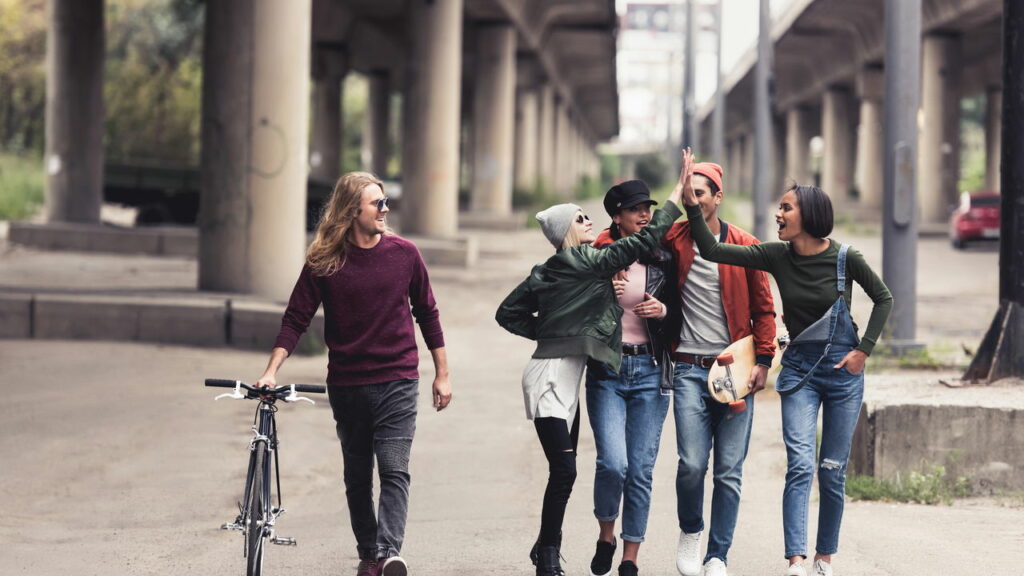 O que significa andar com as mãos pra trás, segundo a psicologia