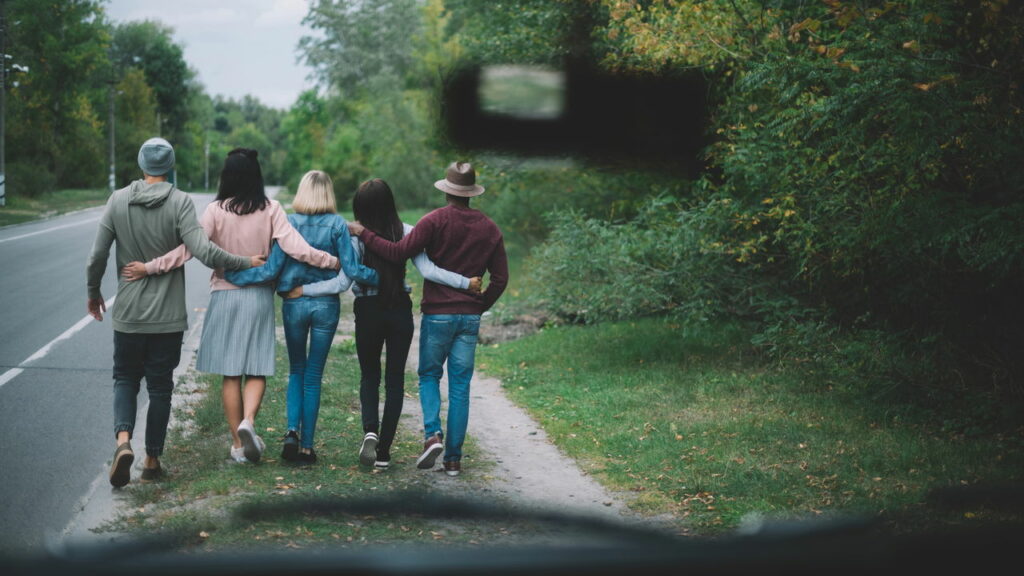 O que significa andar com as mãos pra trás, segundo a psicologia