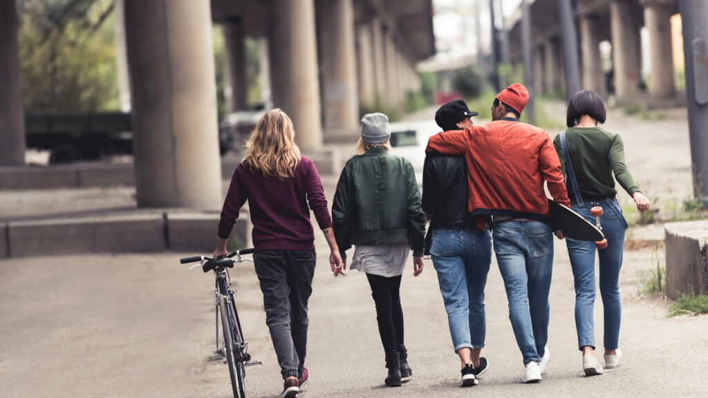 Por que as pessoas caminham olhando para baixo?