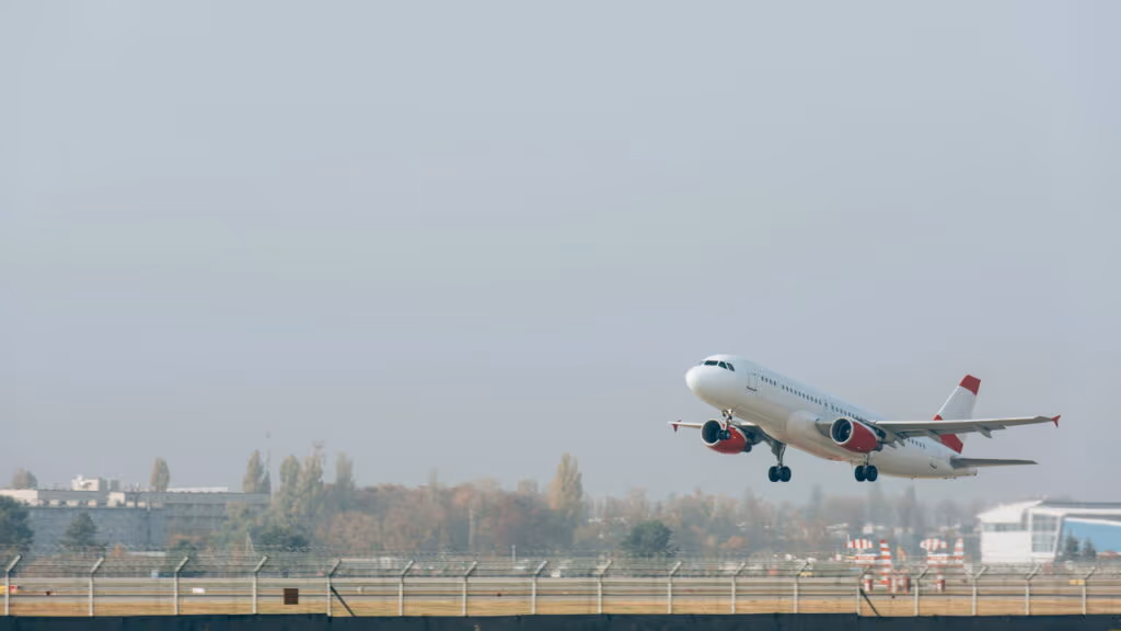Como os pilotos enxergam a pista durante neblina intensa?