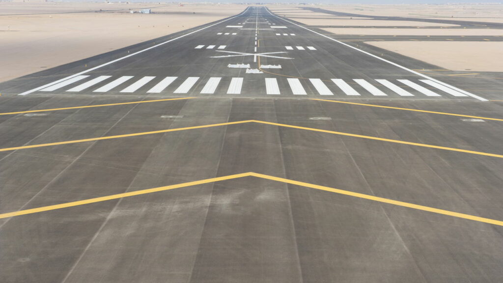 Como os pilotos enxergam a pista durante neblina intensa?
