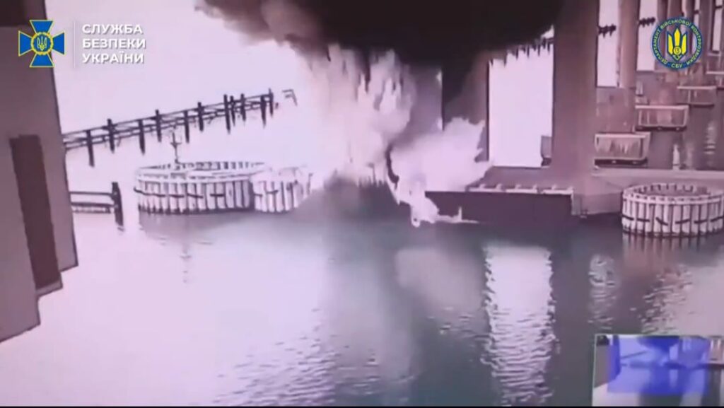 Ucrânia faz ataque com bomba subaquática à ponte que liga Crimeia à Rússia