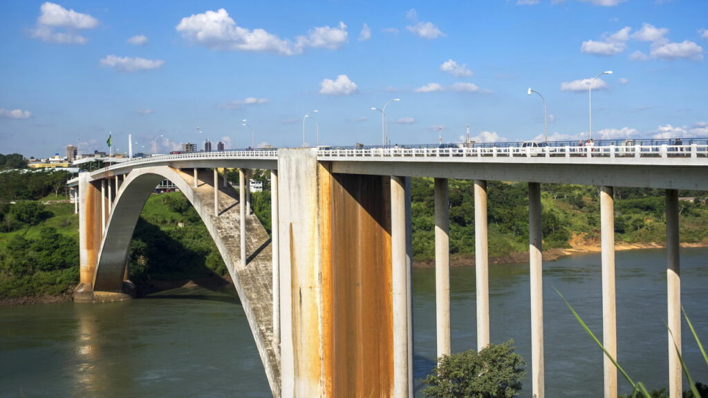 O que está por trás da ponte que conecta Brasil e Paraguai há décadas