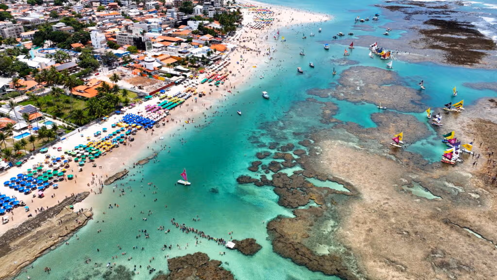Praia brasileira conquista corações mundo afora com águas de 26°C e afeto genuíno