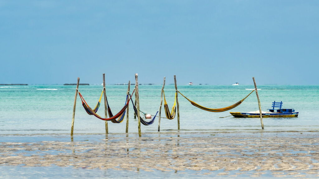 Areia branca, mar cristalino e paz absoluta neste paraíso brasileiro