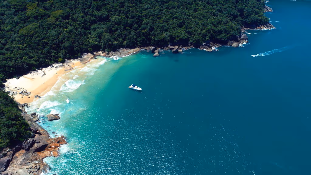 Areia branca, mar cristalino e paz absoluta neste paraíso brasileiro