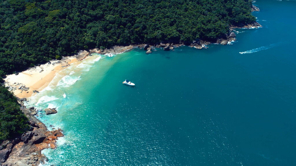 Areia branca e mar cristalino com silêncio absoluto e zero multidão