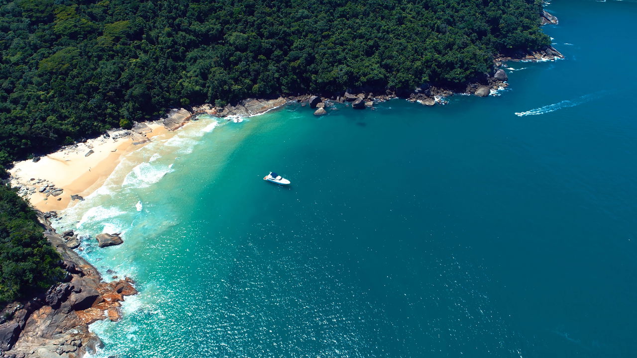Areia branca e mar cristalino com silêncio absoluto e zero multidão